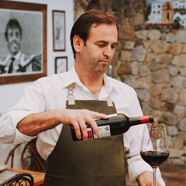 camarero sirviendo copa vino c3