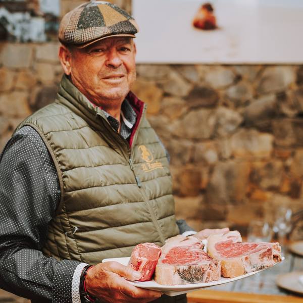 hombre mostrando cortes carne c3