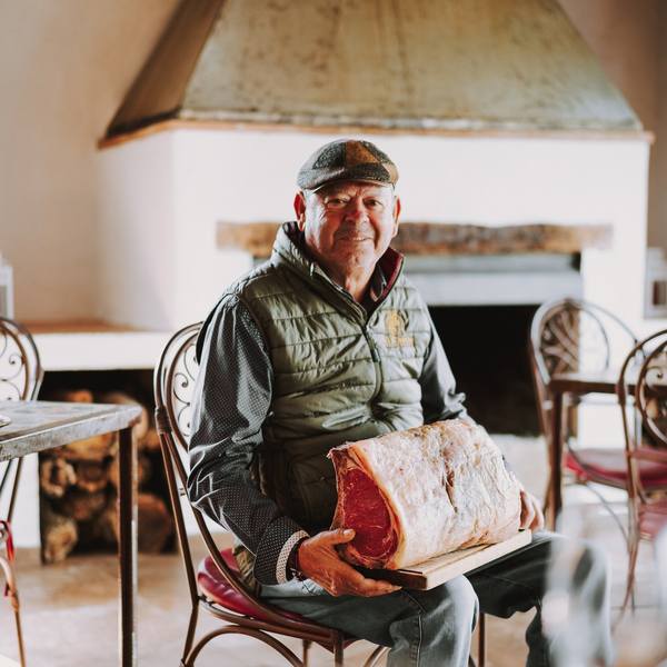 hombre sosteniendo pieza jamon c3
